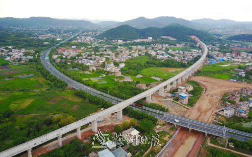 建設(shè)中的梅汕高鐵。至2020年，我市將初步形成以高速鐵路、高速公路為主骨架，快速對(duì)外的現(xiàn)代綜合交通運(yùn)輸體系。