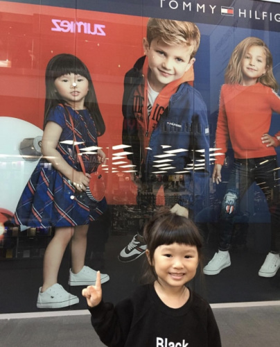 李凱娜常在各大品牌店看到自己的照片。(美國(guó)《世界日?qǐng)?bào)》取自Instagram)