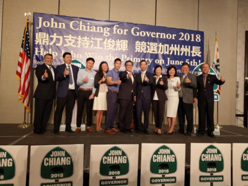 小區(qū)人士發(fā)起的支持江俊輝競選籌款早餐會，12日得到小區(qū)熱烈響應(yīng)。現(xiàn)場支持者高舉“John Chiang 2018 Governor”的牌子，群情高昂。(美國《世界日報》/楊青 攝)