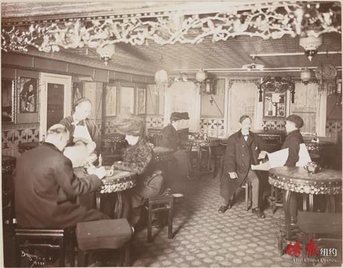 萬(wàn)里云酒樓招待美國(guó)主流社會(huì)顧客，1904年。(美國(guó)《僑報(bào)》/紐約市博物館圖)