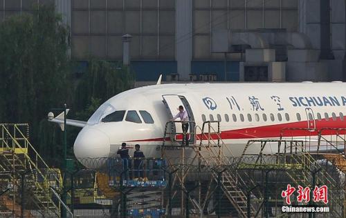 5月14日17時，成都機務人員正在對注冊號為B-6419的空客A319客機進行檢查，破損的右側風擋玻璃處已經被臨時遮擋。<a target='_blank' >中新社</a>發(fā) 汪龍華 攝
