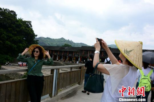 　南靖土樓云水謠景區(qū)吸引眾多游客駐足拍照?！埥鸫?攝