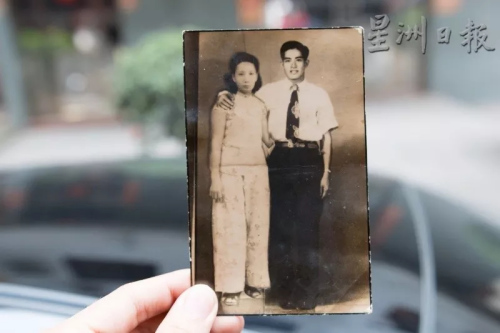 戴祖億手上持著的是公公與婆婆的合照。這張是公公寄去古田老家的照片，也因?yàn)檫@趟尋根之旅，才有機(jī)會(huì)看到公公婆婆年輕的樣貌。（馬來西亞《星洲日?qǐng)?bào)》）