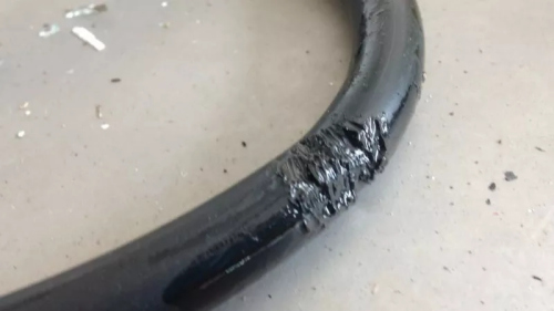 消防鑒證科檢查煤氣桶輸送管，發(fā)現(xiàn)有被老鼠撕咬的痕跡。（馬來西亞《星洲日報》）