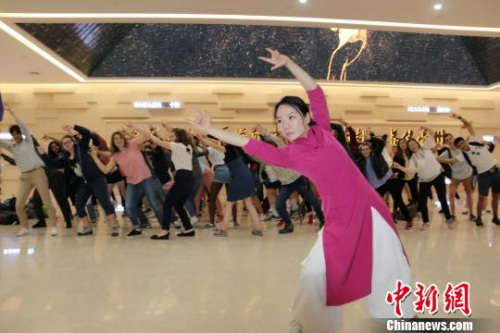　華一現(xiàn)場教法國友人學習五禽戲?！埧?攝