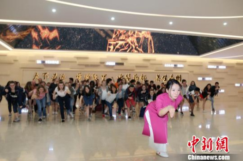 華佗五禽戲59代傳承人華一現(xiàn)場教法國友人學習五禽戲?！埧?攝