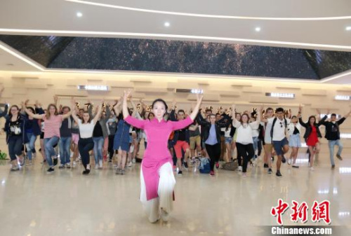 華一現(xiàn)場教法國友人學習五禽戲?！埧?攝