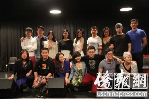 中國留學(xué)生在好萊塢落日大道上的一家商業(yè)排練廳合影。(中國僑網(wǎng)微信公眾號援引美國《僑報》圖片)