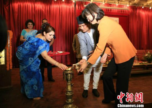 尼泊爾文化、旅游與民航部部長(zhǎng)阿迪卡里，中國(guó)駐尼泊爾大使于紅為啟動(dòng)儀式點(diǎn)燈。　張晨翼 攝