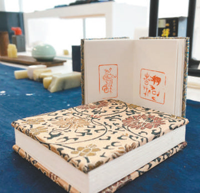 　在倫敦手工藝周“技藝中國”展上展出的富有中國特色的手工藝品。 本報記者 強 薇攝 