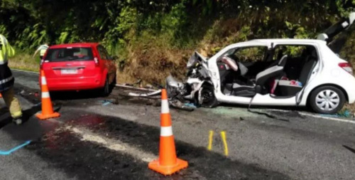事故現(xiàn)場：紅色福特轎車為逆向肇事車輛，小Q所乘的為右側(cè)白色豐田轎車。(來源：新西蘭天維網(wǎng))