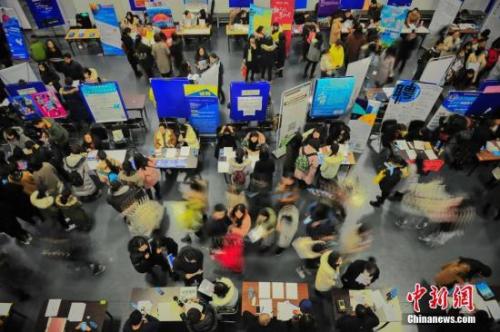 資料圖：天津舉行的一場(chǎng)招聘會(huì) 。 <a target='_blank' >中新社</a>記者 佟郁 攝