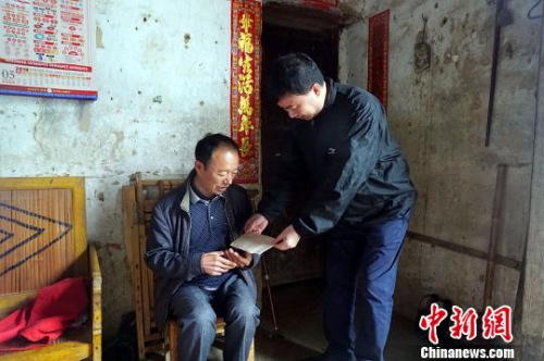圖為重慶市政府外事僑務(wù)辦副主任楊大慶慰問困難群眾?！￡愳o 攝
