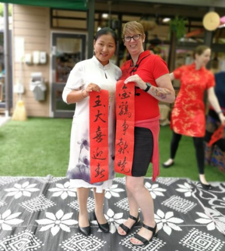 Feifei(左一)參加奧大教育學(xué)院幼兒園中國(guó)新年文化活動(dòng)。(圖片由受訪者提供)