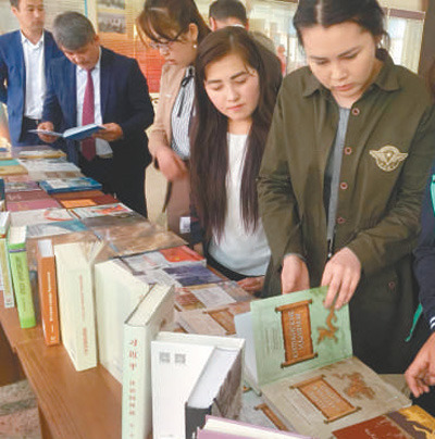 在“中國圖書進(jìn)校園”活動上，阿拉巴耶夫大學(xué)師生正在翻閱圖書。本報記者 吳 焰攝 