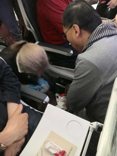 甄理達在狹窄飛機走道上，進行心肺復蘇。(美國《世界日報》/甄理達供圖)