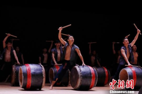 今年是世界節(jié)令鼓創(chuàng)立30周年，來自馬來西亞的3支節(jié)令鼓隊與華僑大學(xué)、廈門竹壩學(xué)校廿四節(jié)令鼓隊等同臺演出?！≤囍苎?攝