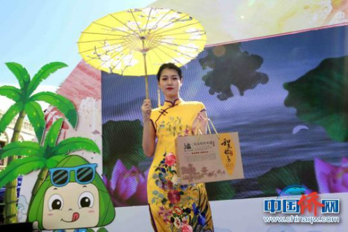 模特“粽子寶貝”們向市民游客展示海南特色粽子品牌?！堒缫?攝