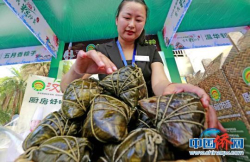 現場展示的海南粽子?！堒缫?攝