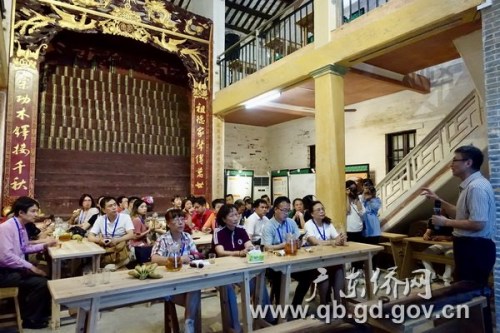 華媒代表在江門(mén)倉(cāng)東文化遺產(chǎn)體驗(yàn)教育基地聆聽(tīng)五邑大學(xué)廣東僑鄉(xiāng)文化研究中心主任張國(guó)雄教授講述五邑僑鄉(xiāng)歷史文化和遺產(chǎn)保護(hù)故事 華媒代表在江門(mén)倉(cāng)東文化遺產(chǎn)體驗(yàn)教育基地聆聽(tīng)五邑大學(xué)廣東僑鄉(xiāng)文化研究中心主任張國(guó)雄教授講述五邑僑鄉(xiāng)歷史文化和遺產(chǎn)保護(hù)故事