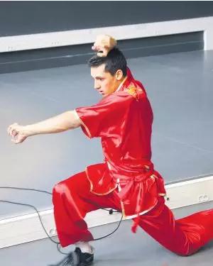 巴黎七大孔子學(xué)院泰麥洛表演龍拳。(圖片來(lái)源：歐洲時(shí)報(bào)記者黃冠杰拍攝)