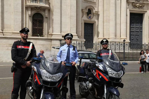 中國警察、意大利警察和意大利憲兵聯(lián)合巡邏。(圖片來源：歐洲時報記者莫舟、張銳攝)