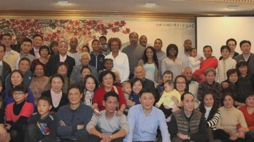 2012年底，羅笑娜組織了20多位美國(guó)、牙買加親友，回到中國(guó)參加阿姨羅碧玉的94歲壽宴。(美國(guó)《世界日?qǐng)?bào)》/羅笑娜提供)