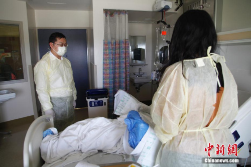 當?shù)貢r間5月30日凌晨，加拿大多倫多一民宅發(fā)生火災，造成在此租住的多倫多大學士嘉堡校區(qū)中國留學生1人死亡、3人受傷。中國駐多倫多代總領事莊耀東（左）等當天趕往醫(yī)院看望受傷學生，表達慰問。他表示，總領館將繼續(xù)同有關方面保持密切溝通，提供一切必要協(xié)助，妥善處理后續(xù)事宜。<a target='_blank' >中新社</a>記者 余瑞冬 攝