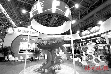 巨大的鮑魚雕塑很搶眼。（圖片來(lái)源：福州晚報(bào)）