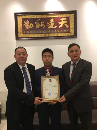 匈牙利福建商會(huì)會(huì)長(zhǎng)劉文建、執(zhí)行會(huì)長(zhǎng)吳六金向新增副會(huì)長(zhǎng)林衍(中)頒發(fā)任命書(shū)。（圖片來(lái)源：匈牙利《歐洲論壇》）