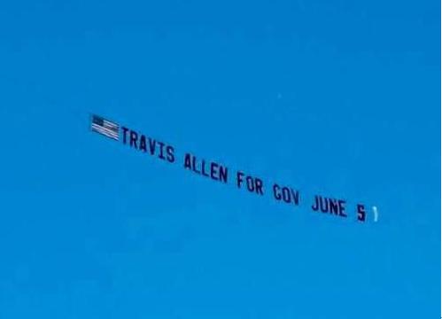 南加部分華裔發(fā)起航飛橫幅廣告，支持州長候選人Trevis Allen初選出線。(美國《僑報(bào)》/受訪者提供)