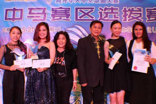 在馬來西亞藝人公會(huì)全國(guó)總會(huì)長(zhǎng)高山及總財(cái)政盧錦桂的見證下，成人組亞軍得主李艾薇（左一）及冠軍周姝妗將在6月24日與全國(guó)各賽區(qū)的水立方代表一較高下。