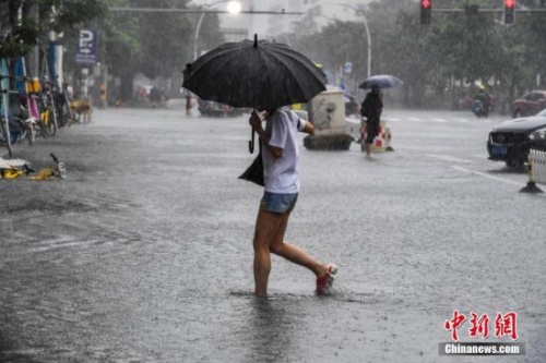 資料圖：海口民眾冒雨涉水出行。駱云飛 攝