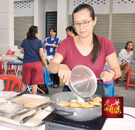 單親媽媽呂翠云炸五香餅，希望能靠自己的勞力賺取孩子的教育費(fèi)。（馬來(lái)西亞《光華日?qǐng)?bào)》）