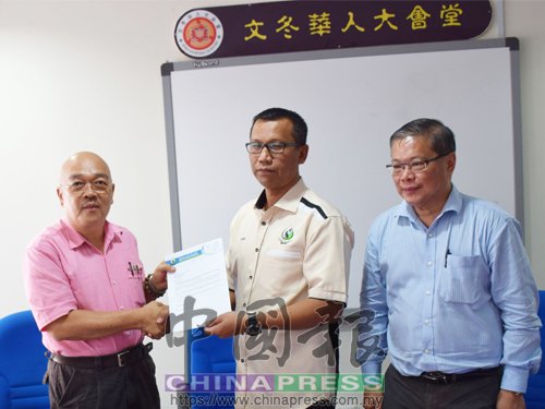 沙希(右2)移交文化街批淮信給葉玉欽，右為羅龍年。(馬來西亞《中國報》)