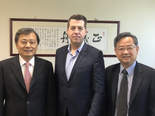 競(jìng)選美國(guó)加州副州長(zhǎng)的軻海瑞(中)6日承認(rèn)敗選。(美國(guó)《世界日?qǐng)?bào)》/資料圖片)