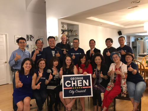 美國(guó)華裔陳光豪(二排右一)與支持者5日晚等候選舉結(jié)果，并迎來(lái)獲勝的消息。(美國(guó)《世界日?qǐng)?bào)》/陳光豪供圖)