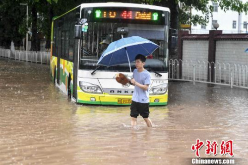 8日，臺風“艾云尼”(熱帶風暴級)兩次登陸廣東，帶來持續(xù)性強降水，致廣東多地掛起暴雨紅色預(yù)警。圖為廣州一處水浸街。　陳驥旻 攝