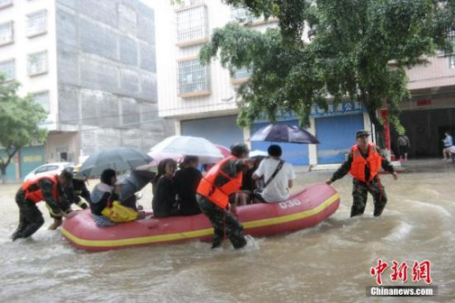 資料圖：臺(tái)風(fēng)“艾云尼”6月7日晚登陸廣東陽江海陵島，造成持續(xù)大暴雨到特大暴雨，8日武警用沖鋒舟將考生安全送至考場(chǎng)。 <a target='_blank' >中新社</a>發(fā) 楊璐 攝