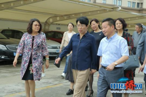 中國僑聯(lián)一行調(diào)研浙江康爾達(dá)新材料股份有限公司?！」溻?攝