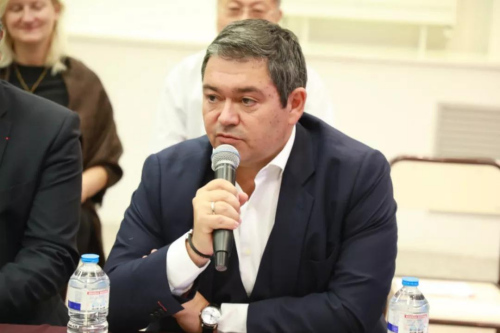 顧梅表示，13區(qū)政府一直在為爭取商鋪的周日工作權努力。