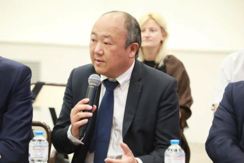 陳文雄議員一直在為13區(qū)周日營業(yè)奔走呼吁。(《歐洲時報》微信公眾號)
