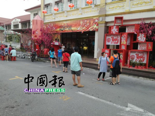 大會(huì)堂前空蕩蕩，不見(jiàn)昔日人民聚集的熱鬧人潮。(馬來(lái)西亞《中國(guó)報(bào)》)