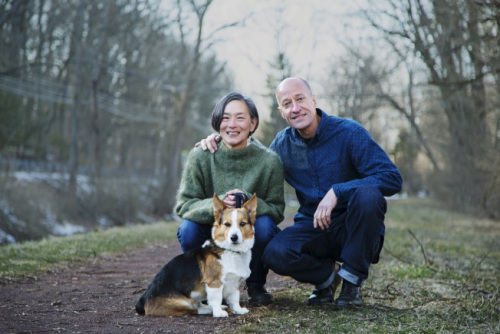  戴怡平與丈夫John McDevitt、愛犬Cosmo。(美國《世界日?qǐng)?bào)》 戴怡平提供)