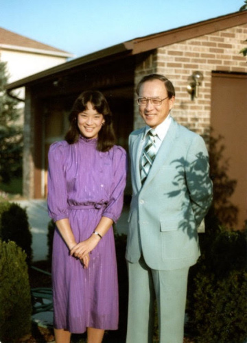1982年高中畢業(yè)時(shí)，戴怡平與父親合影。(美國《世界日?qǐng)?bào)》 戴鴻超提供)