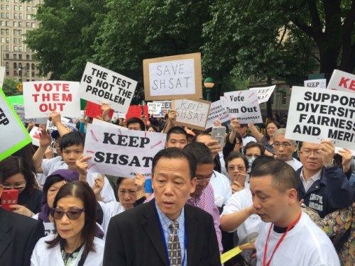  紐約市擬廢特殊高中入學測驗 各族裔家長千人聚市府前抗議。(美國《世界日報》記者 顏嘉瑩 攝)