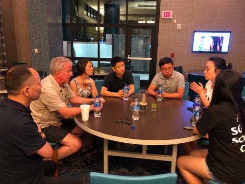 中國駐洛杉磯總領事館湯長安領事（左四）、曹乾領事（左五）表達了對此案的大力支持與高度關注。（美國《僑報》/亞利桑那州華人華僑聯合總會理事長楊文田供圖）