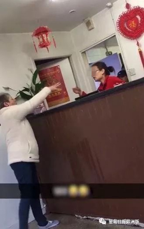 白人蠻婦用手指著中餐店雇員，大聲辱罵：“你坐船來(lái)的！”(《星島日?qǐng)?bào)》歐洲版微信公眾號(hào))