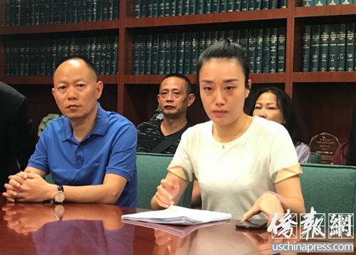 2018年6月8日上午，在柔似蜜鄧洪律師事務(wù)所內(nèi)召開江玥案新聞發(fā)布會，江玥的父親江勇、表姐徐翔趕到現(xiàn)場，面對記者宣讀家屬陳述書，強烈要求嚴(yán)懲兇手。（美國《僑報》/章寧 攝）