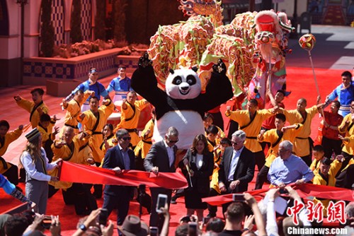 圖為開幕儀式上，環(huán)球影城有關(guān)負(fù)責(zé)人為新景點(diǎn)剪彩。 <a target='_blank' >中新社</a>記者 張朔 攝